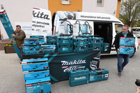 Társadalmi felelősségvállalás - akkumulátoros gépeket kapott a Városgondnokság a Makita Kft-től